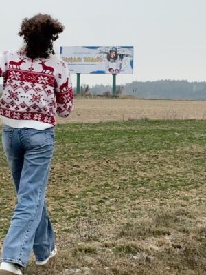 Emilia Dankwa Instagram - Jestem na billboardach!🥹
Zdjęcie z moim wizerunkiem promuje miejsce, z którym związana jestem całe życie - od ponad 15 lat regularnie przyjeżdżamy do @jurapark_baltow, którego od kilku lat mam przyjemność być Ambasadorką💘

Dzisiaj minęliśmy dwa billboardy, ale jest ich więcej! Niedługo poznam lokalizację reszty i dam Wam znać, gdzie dokładnie możecie je zobaczyć🙊

📸 @takablanka 
🤍 @szwajcaria_baltowska 
•
#billboard #szwajcariabałtowska