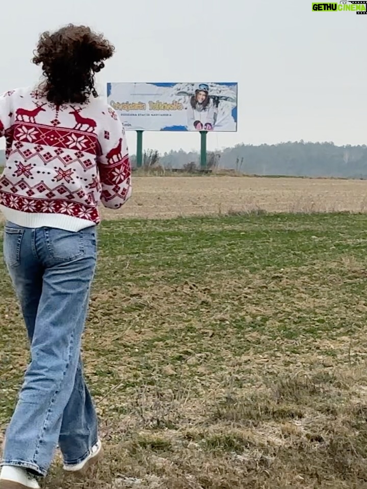 Emilia Dankwa - 3.2K Likes - Jestem na billboardach!🥹
Zdjęcie z moim wizerunkiem promuje miejsce, z którym związana jestem całe życie - od ponad 15 lat regularnie przyjeżdżamy do @jurapark_baltow, którego od kilku lat mam przyjemność być Ambasadorką💘

Dzisiaj minęliśmy dwa billboardy, ale jest ich więcej! Niedługo poznam lokalizację reszty i dam Wam znać, gdzie dokładnie możecie je zobaczyć🙊

📸 @takablanka 
🤍 @szwajcaria_baltowska 
•
#billboard #szwajcariabałtowska