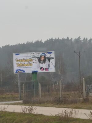 Emilia Dankwa Instagram - Jestem na billboardach!🥹
Zdjęcie z moim wizerunkiem promuje miejsce, z którym związana jestem całe życie - od ponad 15 lat regularnie przyjeżdżamy do @jurapark_baltow, którego od kilku lat mam przyjemność być Ambasadorką💘

Dzisiaj minęliśmy dwa billboardy, ale jest ich więcej! Niedługo poznam lokalizację reszty i dam Wam znać, gdzie dokładnie możecie je zobaczyć🙊

📸 @takablanka 
🤍 @szwajcaria_baltowska 
•
#billboard #szwajcariabałtowska