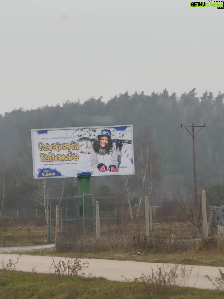 Emilia Dankwa - 3.2K Likes - Jestem na billboardach!🥹
Zdjęcie z moim wizerunkiem promuje miejsce, z którym związana jestem całe życie - od ponad 15 lat regularnie przyjeżdżamy do @jurapark_baltow, którego od kilku lat mam przyjemność być Ambasadorką💘

Dzisiaj minęliśmy dwa billboardy, ale jest ich więcej! Niedługo poznam lokalizację reszty i dam Wam znać, gdzie dokładnie możecie je zobaczyć🙊

📸 @takablanka 
🤍 @szwajcaria_baltowska 
•
#billboard #szwajcariabałtowska