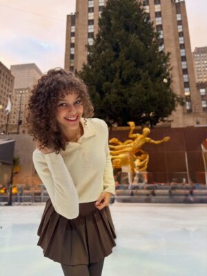 Emilia Dankwa Instagram - Byłyśmy na lodowisku w Rockefeller Center! 
Jazda na łyżwach w tym miejscu jest magiczna✨⛸️
•
#łyżwy #lodowisko #icerinkrockefellercenter