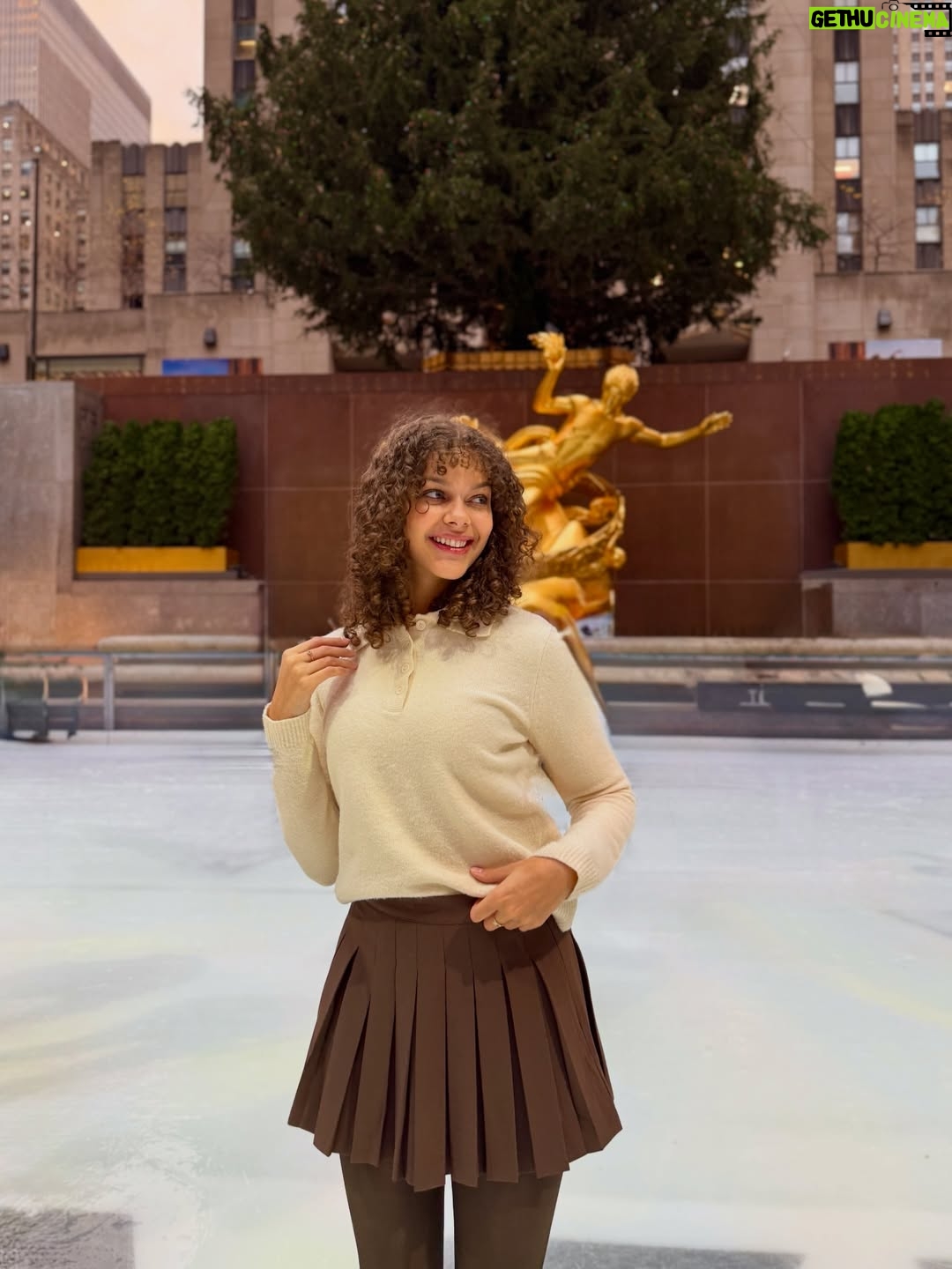 Emilia Dankwa - 5.4K Likes - Byłyśmy na lodowisku w Rockefeller Center! 
Jazda na łyżwach w tym miejscu jest magiczna✨⛸️
•
#łyżwy #lodowisko #icerinkrockefellercenter