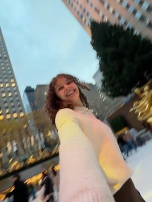 Emilia Dankwa Instagram - Byłyśmy na lodowisku w Rockefeller Center! 
Jazda na łyżwach w tym miejscu jest magiczna✨⛸️
•
#łyżwy #lodowisko #icerinkrockefellercenter