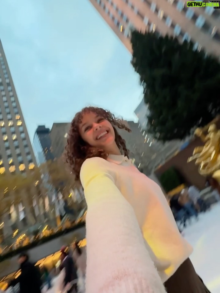 Emilia Dankwa - 5.4K Likes - Byłyśmy na lodowisku w Rockefeller Center! 
Jazda na łyżwach w tym miejscu jest magiczna✨⛸️
•
#łyżwy #lodowisko #icerinkrockefellercenter