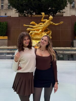 Emilia Dankwa Instagram - Byłyśmy na lodowisku w Rockefeller Center! 
Jazda na łyżwach w tym miejscu jest magiczna✨⛸️
•
#łyżwy #lodowisko #icerinkrockefellercenter