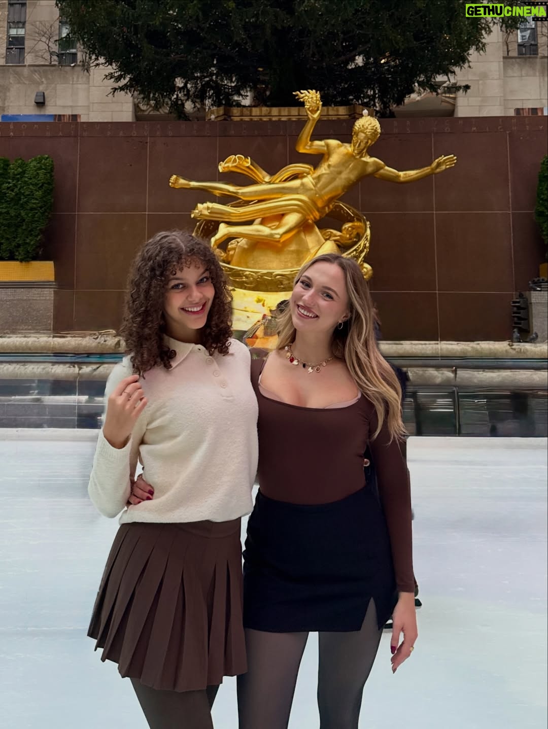 Emilia Dankwa - 5.4K Likes - Byłyśmy na lodowisku w Rockefeller Center! 
Jazda na łyżwach w tym miejscu jest magiczna✨⛸️
•
#łyżwy #lodowisko #icerinkrockefellercenter