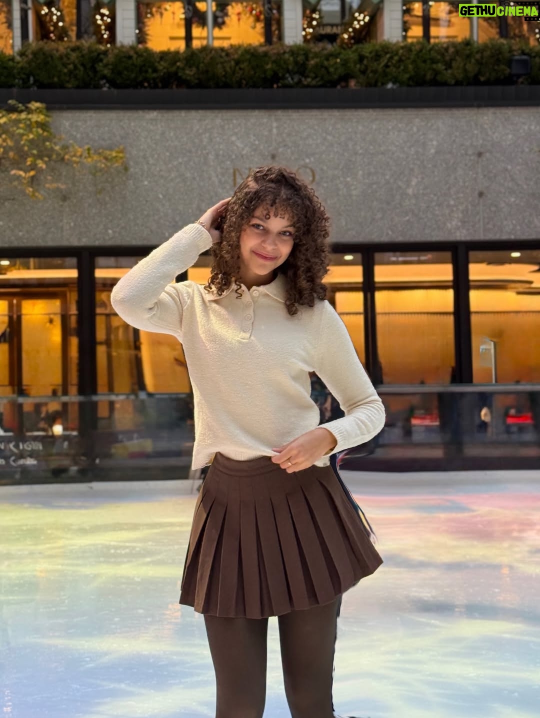 Emilia Dankwa - 5.4K Likes - Byłyśmy na lodowisku w Rockefeller Center! 
Jazda na łyżwach w tym miejscu jest magiczna✨⛸️
•
#łyżwy #lodowisko #icerinkrockefellercenter