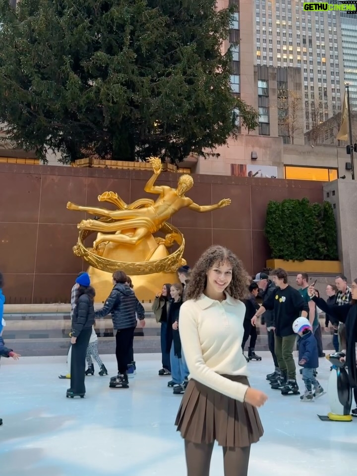 Emilia Dankwa - 5.4K Likes - Byłyśmy na lodowisku w Rockefeller Center! 
Jazda na łyżwach w tym miejscu jest magiczna✨⛸️
•
#łyżwy #lodowisko #icerinkrockefellercenter