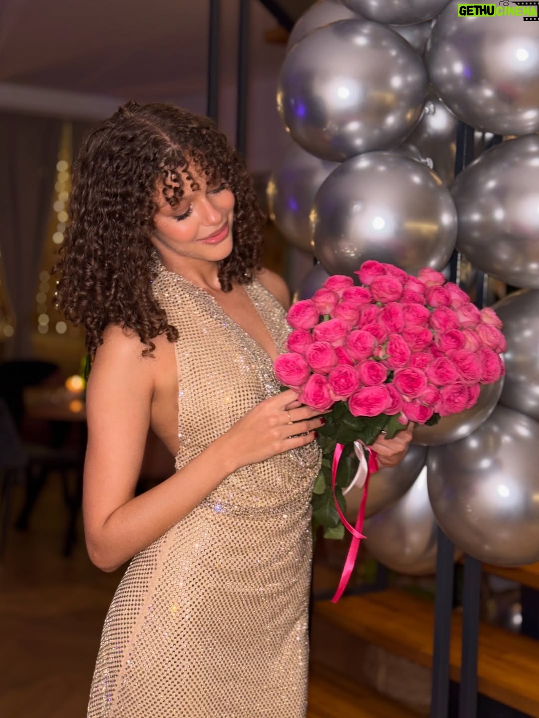 Emilia Dankwa - 15.3K Likes - 20✨
Dziękuję Wam za ten wspaniały czas!!
Było idealnie, jestem naprawdę przeszczęśliwa🫠❤️

PS - to dopiero pierwszy z kilku postów z tego weekendu!
•
🏠 @domylesnyreset
💄 @olgaszczesna.makeup 
#birthday #urodziny #20 #twenties #domylesnyreset #friends