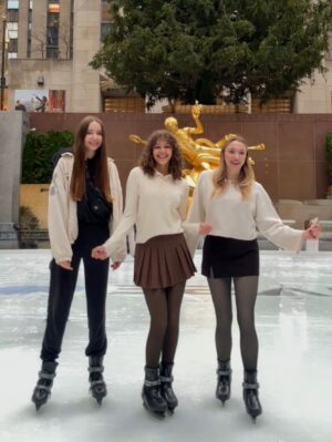 Emilia Dankwa Instagram - Byłyśmy na lodowisku w Rockefeller Center! 
Jazda na łyżwach w tym miejscu jest magiczna✨⛸️
•
#łyżwy #lodowisko #icerinkrockefellercenter