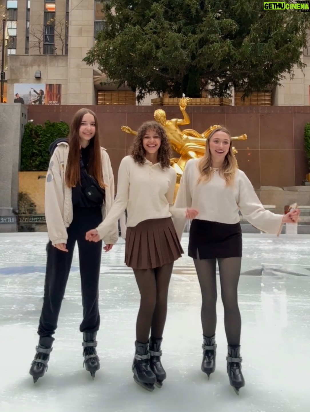 Emilia Dankwa - 5.4K Likes - Byłyśmy na lodowisku w Rockefeller Center! 
Jazda na łyżwach w tym miejscu jest magiczna✨⛸️
•
#łyżwy #lodowisko #icerinkrockefellercenter