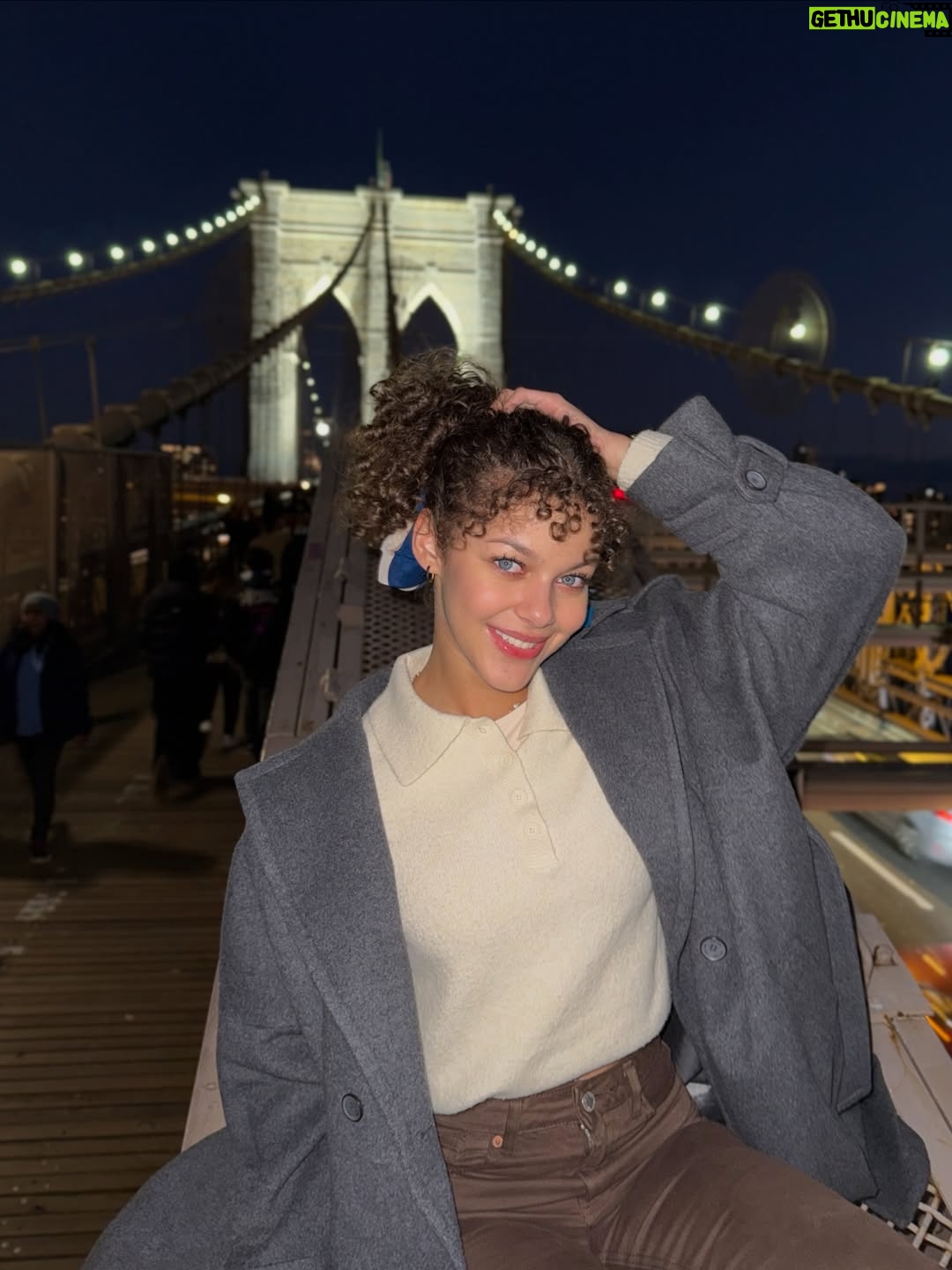 Emilia Dankwa - 2.3K Likes - ✨🖤
•
#brooklynbridge #brooklyn #newyork