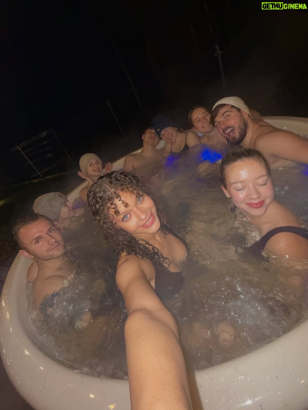 Emilia Dankwa - 6.3K Likes - Kolejne zdjęcia z tego wspaniałego weekendu💞
Zobaczcie, w jakim miejscu spędzaliśmy czas!

@domylesnyreset - jestem zachwycona - piękny dom, 
jacuzzi, podgrzewany basen, sauna… czego chcieć więcej🤭
Dziękuję też @body_chief za zapewnienie posiłków dla każdego z nas! To naprawdę świetne rozwiązanie na takie wydarzenie☺️
•
współpraca @domylesnyreset @body_chief #domylesnyreset #bodychief @urodziny #impreza #przyjaciele #jacuzzi #basen #sauna #catering