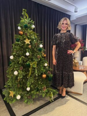 Emilia Fox Instagram - Flew in from Rome on Saturday morning and went straight to the fabulous @womanandhome Christmas Live Event at County Hall with a room full of the most delightful people who’d kindly made it through the rain and into a world of Christmas sparkle! 🎄So much fun! Had the most lovely chat to @hannahfernando__editor and went home feeling very Christmassy indeed. It prompted me to start Christmas shopping yesterday and it’s still November! 🎄♥️

👗 @wyselondon 

💄 @alidoesmakeup