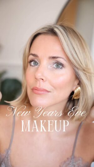 Emily Tierney Instagram - Are you staying in or going out? 🥂 Quick & easy New Years Eve ‘champagne shimmer’ makeup look. Save for inspo 💋 Have a gorgeous last few days of 2025 my loves! 

Foundation @esteelauderuk Double Wear
Concealer @rodialbeauty Banana Lowlighter 
Bronzer @merit Bronze Balm
Blush @bobbibrownuk Pot Rouge shade Powder Pink
Highlight @charlottetilbury Beauty Light Wand 
Brows @refybeauty 
Shadow Sticks @beautypie shades Creme Fresca & En Taupe
@zoevacosmetics Velvet Liner shade Metallic Chocolate 
Eyeshadow palette @charlottetilbury shade Neutral 
Vertigo Lift Mascara @armanibeauty 
Lip Crayon @iliabeauty shade Banquette
Lip Glow @armanibeauty Prisma Glass Shade Pink 
Setting Powder @hourglasscosmetics 
Brushes @spectrumcollections & @pradabeauty 

#nyemakeup #newyearsmakeup #partymakeup #makeuptutorial #makeuplook