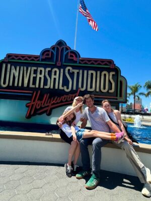 Emma Caulfield Instagram - Thank you to @unistudios for our incredible tickets #sponsored You made her #harrypotter dreams come true š@wizardzworld #olivanders #hogsmeade #birthday #9yearsold #minion @palpublicrelations @thesteeliest @markleslieford #armadapartners Rudy for the wand win