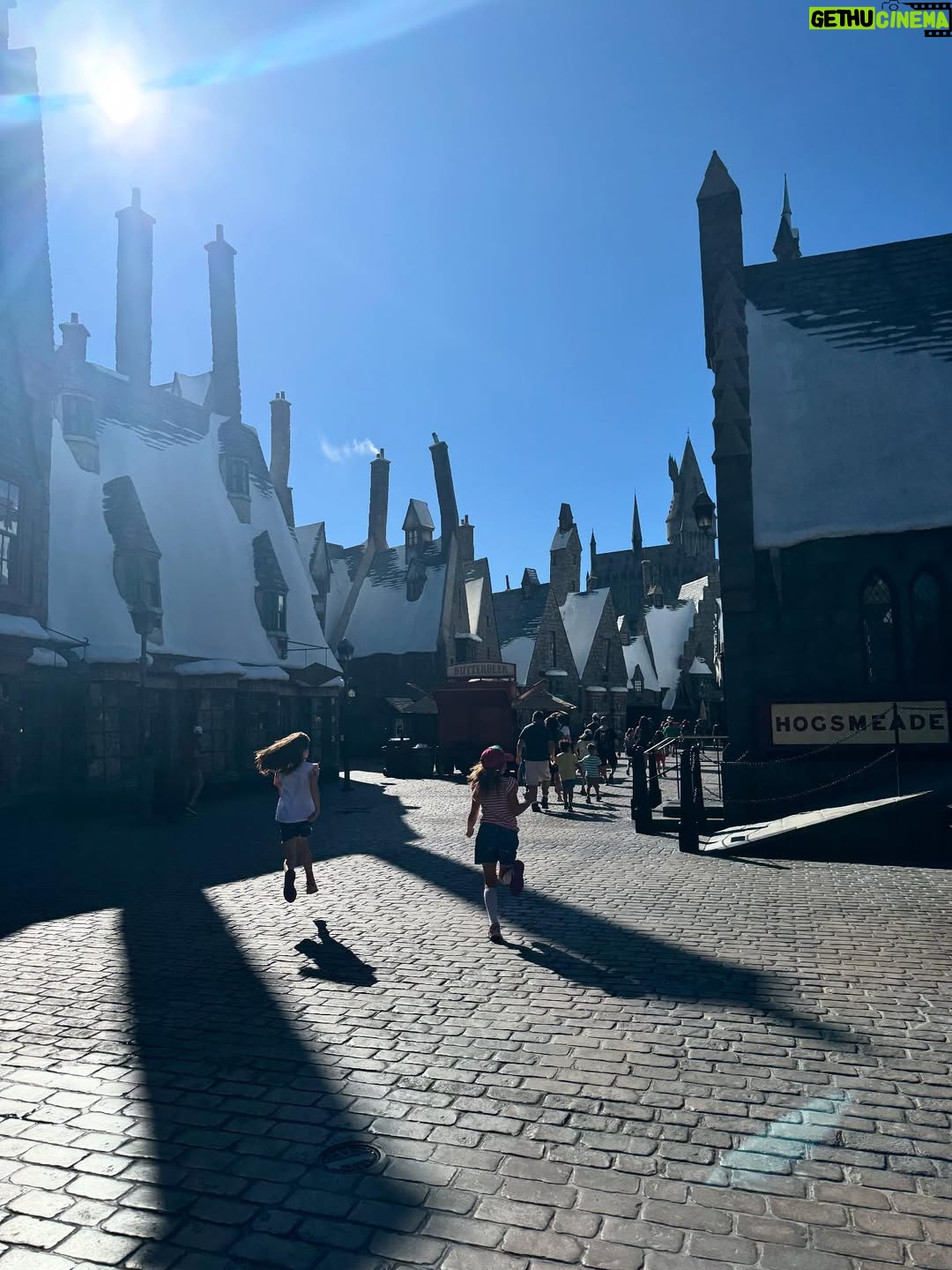 Emma Caulfield - 3.2K Likes - Thank you to @unistudios for our incredible tickets #sponsored  You made her #harrypotter dreams come true 😍@wizardzworld #olivanders #hogsmeade #birthday #9yearsold #minion @palpublicrelations @thesteeliest @markleslieford #armadapartners Rudy for the wand win