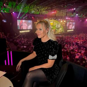 Emma-Louise Paton Instagram - Another day of darts ❤️
Dress @queensofarchive rented through @hurr 🖤
Hair & make up @kirstynealz 💖