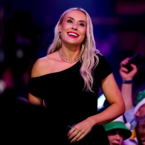 Emma-Louise Paton Instagram - How are we already on day 6!? 

💄 @reenaparmarproartist 
📸 @_taylorlanningphotography_