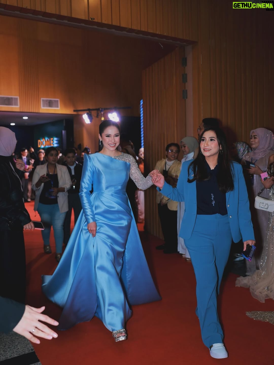 Emma Maembong - 23.6K Likes - ABPBH ✨

Thank you so much kepada semua yang vote Emma untuk anugerah ni. Honestly, Emma dah buat banyak drama, tapi akhirnya dapat bawa balik satu trofi ni… Emma memang tak boleh tahan air mata. Rasa sangat dihargai 🥹
Rasa macam korang betul-betul nampak dan hargai kerja keras Emma selama ni.

Emma janji, Emma akan terus buat yang terbaik dan takkan kecewakan korang. Tahun ni antara tahun paling mencabar dalam hidup Emma, tapi penutup tahun ni… Allah hadiahkan sesuatu yang sangat indah untuk Emma 🤍

Semua ni berkat doa mama & ayoh, adik-beradik Emma, kawan-kawan yang tak pernah berhenti support. Paling penting, president Emma ( Along Zai, Qie, dan Emanizers / The Nizers ❤️ ) Korang memang luar biasa.

Emma rasa sangat disayangi bila dengan korang. Emma tahu Emma takkan jumpa orang yang sayang seikhlas ni lagi 🥹
Korang bukan sekadar fans… korang caring, memahami, loving, dan dah macam family sendiri.

Next kita escape Penang sama-sama ya 🤍✨

💄: @gebrielpadan_ 
👗 : @tunks.rtw
