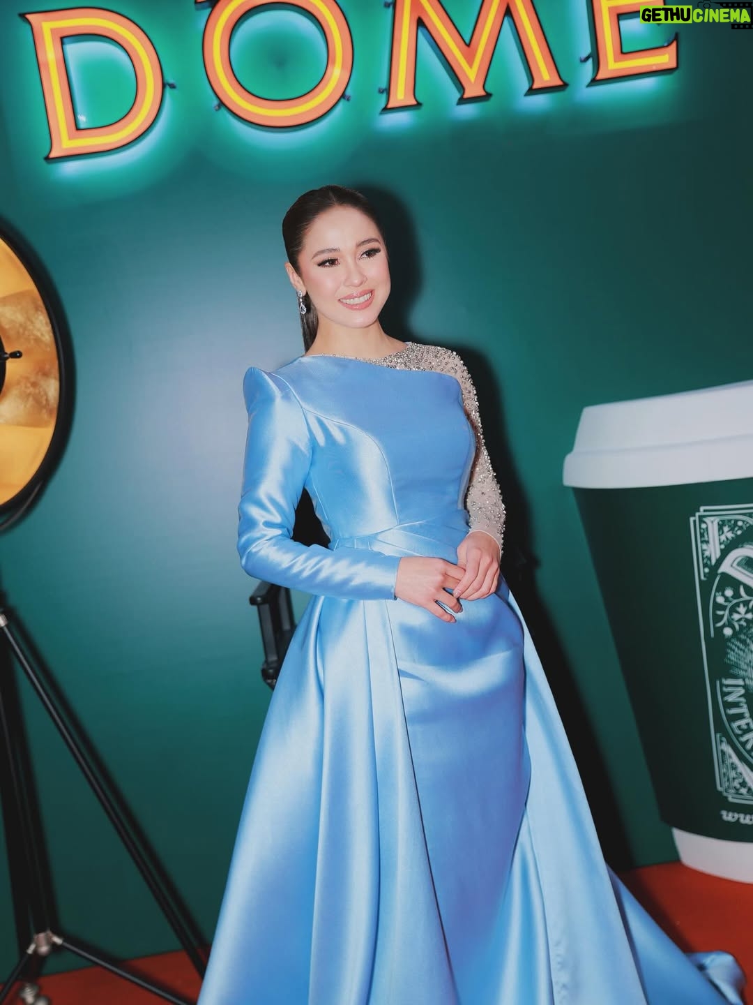 Emma Maembong - 23.6K Likes - ABPBH ✨

Thank you so much kepada semua yang vote Emma untuk anugerah ni. Honestly, Emma dah buat banyak drama, tapi akhirnya dapat bawa balik satu trofi ni… Emma memang tak boleh tahan air mata. Rasa sangat dihargai 🥹
Rasa macam korang betul-betul nampak dan hargai kerja keras Emma selama ni.

Emma janji, Emma akan terus buat yang terbaik dan takkan kecewakan korang. Tahun ni antara tahun paling mencabar dalam hidup Emma, tapi penutup tahun ni… Allah hadiahkan sesuatu yang sangat indah untuk Emma 🤍

Semua ni berkat doa mama & ayoh, adik-beradik Emma, kawan-kawan yang tak pernah berhenti support. Paling penting, president Emma ( Along Zai, Qie, dan Emanizers / The Nizers ❤️ ) Korang memang luar biasa.

Emma rasa sangat disayangi bila dengan korang. Emma tahu Emma takkan jumpa orang yang sayang seikhlas ni lagi 🥹
Korang bukan sekadar fans… korang caring, memahami, loving, dan dah macam family sendiri.

Next kita escape Penang sama-sama ya 🤍✨

💄: @gebrielpadan_ 
👗 : @tunks.rtw