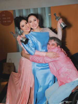 Emma Maembong Instagram - ABPBH āØ
Thank you so much kepada semua yang vote Emma untuk anugerah ni. Honestly, Emma dah buat banyak drama, tapi akhirnya dapat bawa balik satu trofi ni⦠Emma memang tak boleh tahan air mata. Rasa sangat dihargai š„¹
Rasa macam korang betul-betul nampak dan hargai kerja keras Emma selama ni.
Emma janji, Emma akan terus buat yang terbaik dan takkan kecewakan korang. Tahun ni antara tahun paling mencabar dalam hidup Emma, tapi penutup tahun ni⦠Allah hadiahkan sesuatu yang sangat indah untuk Emma š¤
Semua ni berkat doa mama & ayoh, adik-beradik Emma, kawan-kawan yang tak pernah berhenti support. Paling penting, president Emma ( Along Zai, Qie, dan Emanizers / The Nizers ā¤ļø ) Korang memang luar biasa.
Emma rasa sangat disayangi bila dengan korang. Emma tahu Emma takkan jumpa orang yang sayang seikhlas ni lagi š„¹
Korang bukan sekadar fans⦠korang caring, memahami, loving, dan dah macam family sendiri.
Next kita escape Penang sama-sama ya š¤āØ
š: @gebrielpadan_
š : @tunks.rtw