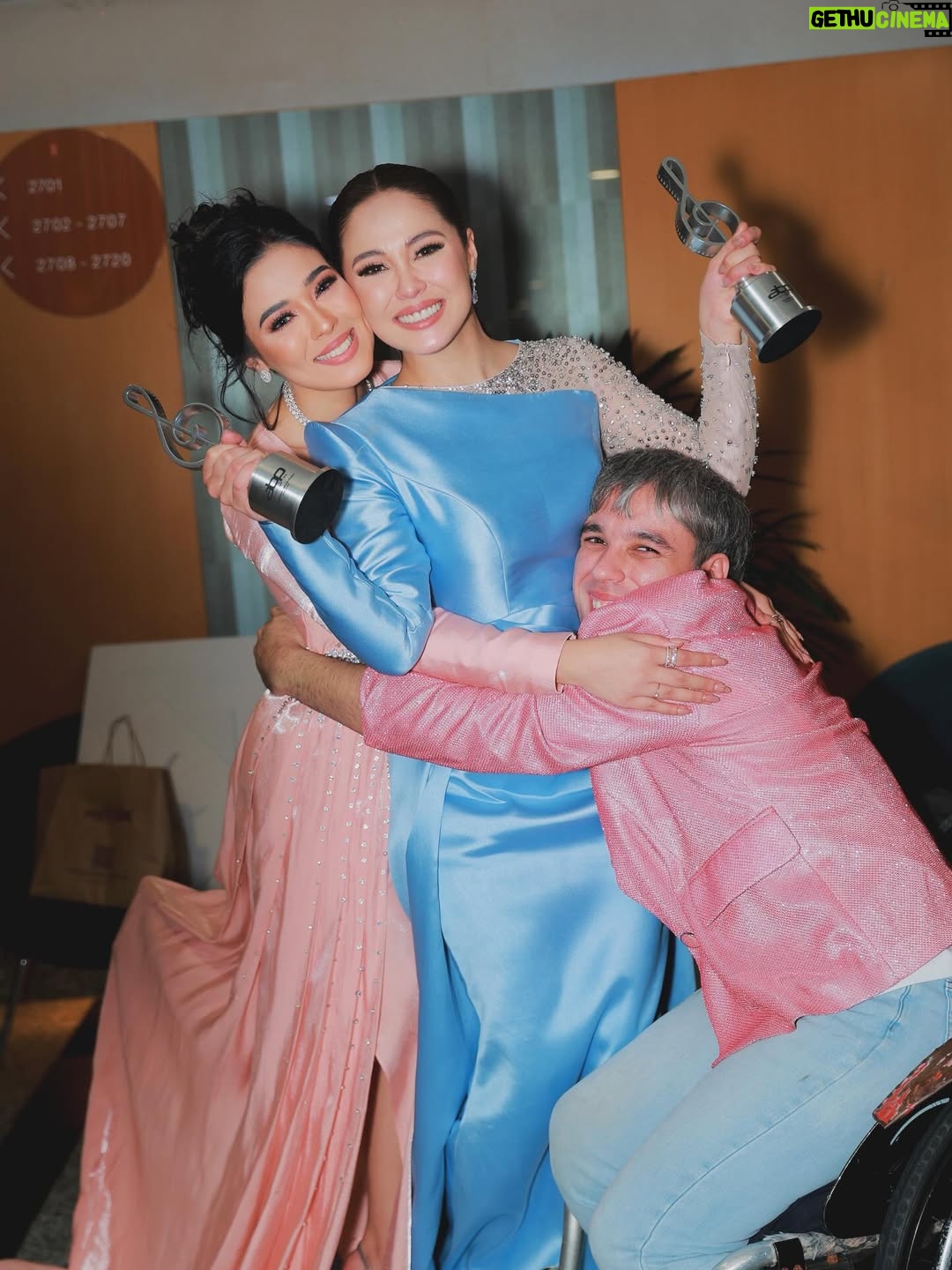 Emma Maembong - 23.6K Likes - ABPBH ✨

Thank you so much kepada semua yang vote Emma untuk anugerah ni. Honestly, Emma dah buat banyak drama, tapi akhirnya dapat bawa balik satu trofi ni… Emma memang tak boleh tahan air mata. Rasa sangat dihargai 🥹
Rasa macam korang betul-betul nampak dan hargai kerja keras Emma selama ni.

Emma janji, Emma akan terus buat yang terbaik dan takkan kecewakan korang. Tahun ni antara tahun paling mencabar dalam hidup Emma, tapi penutup tahun ni… Allah hadiahkan sesuatu yang sangat indah untuk Emma 🤍

Semua ni berkat doa mama & ayoh, adik-beradik Emma, kawan-kawan yang tak pernah berhenti support. Paling penting, president Emma ( Along Zai, Qie, dan Emanizers / The Nizers ❤️ ) Korang memang luar biasa.

Emma rasa sangat disayangi bila dengan korang. Emma tahu Emma takkan jumpa orang yang sayang seikhlas ni lagi 🥹
Korang bukan sekadar fans… korang caring, memahami, loving, dan dah macam family sendiri.

Next kita escape Penang sama-sama ya 🤍✨

💄: @gebrielpadan_ 
👗 : @tunks.rtw