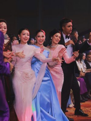 Emma Maembong Instagram - ABPBH āØ
Thank you so much kepada semua yang vote Emma untuk anugerah ni. Honestly, Emma dah buat banyak drama, tapi akhirnya dapat bawa balik satu trofi ni⦠Emma memang tak boleh tahan air mata. Rasa sangat dihargai š„¹
Rasa macam korang betul-betul nampak dan hargai kerja keras Emma selama ni.
Emma janji, Emma akan terus buat yang terbaik dan takkan kecewakan korang. Tahun ni antara tahun paling mencabar dalam hidup Emma, tapi penutup tahun ni⦠Allah hadiahkan sesuatu yang sangat indah untuk Emma š¤
Semua ni berkat doa mama & ayoh, adik-beradik Emma, kawan-kawan yang tak pernah berhenti support. Paling penting, president Emma ( Along Zai, Qie, dan Emanizers / The Nizers ā¤ļø ) Korang memang luar biasa.
Emma rasa sangat disayangi bila dengan korang. Emma tahu Emma takkan jumpa orang yang sayang seikhlas ni lagi š„¹
Korang bukan sekadar fans⦠korang caring, memahami, loving, dan dah macam family sendiri.
Next kita escape Penang sama-sama ya š¤āØ
š: @gebrielpadan_
š : @tunks.rtw