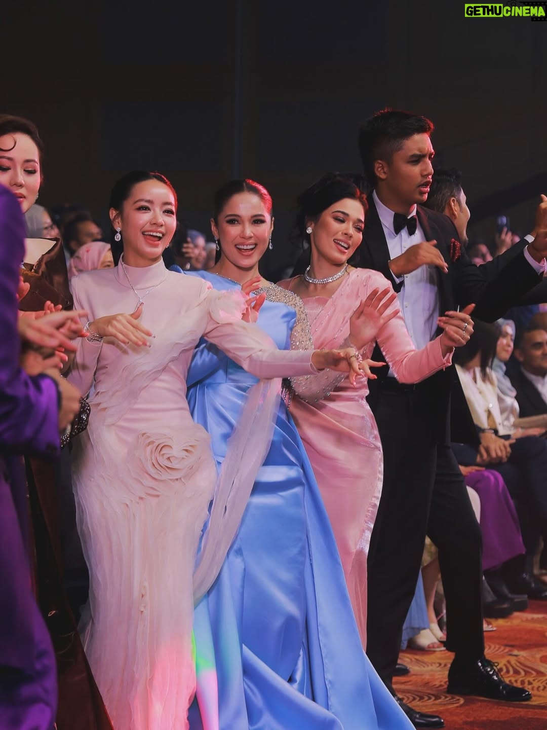 Emma Maembong - 23.6K Likes - ABPBH ✨

Thank you so much kepada semua yang vote Emma untuk anugerah ni. Honestly, Emma dah buat banyak drama, tapi akhirnya dapat bawa balik satu trofi ni… Emma memang tak boleh tahan air mata. Rasa sangat dihargai 🥹
Rasa macam korang betul-betul nampak dan hargai kerja keras Emma selama ni.

Emma janji, Emma akan terus buat yang terbaik dan takkan kecewakan korang. Tahun ni antara tahun paling mencabar dalam hidup Emma, tapi penutup tahun ni… Allah hadiahkan sesuatu yang sangat indah untuk Emma 🤍

Semua ni berkat doa mama & ayoh, adik-beradik Emma, kawan-kawan yang tak pernah berhenti support. Paling penting, president Emma ( Along Zai, Qie, dan Emanizers / The Nizers ❤️ ) Korang memang luar biasa.

Emma rasa sangat disayangi bila dengan korang. Emma tahu Emma takkan jumpa orang yang sayang seikhlas ni lagi 🥹
Korang bukan sekadar fans… korang caring, memahami, loving, dan dah macam family sendiri.

Next kita escape Penang sama-sama ya 🤍✨

💄: @gebrielpadan_ 
👗 : @tunks.rtw
