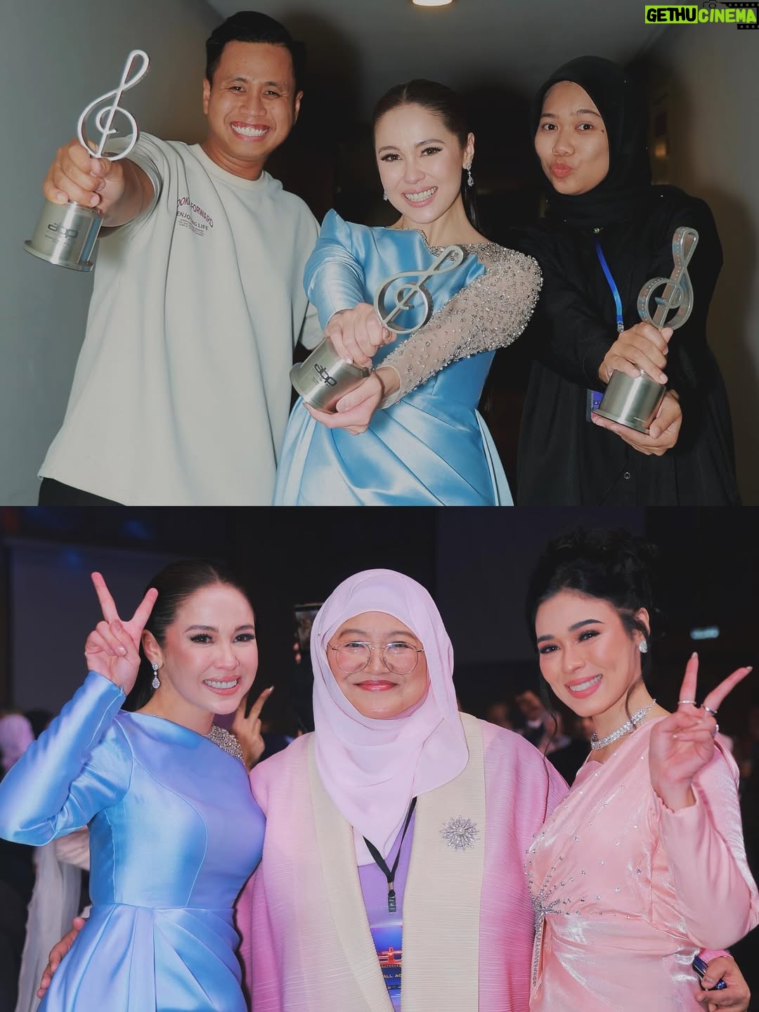 Emma Maembong - 23.6K Likes - ABPBH ✨

Thank you so much kepada semua yang vote Emma untuk anugerah ni. Honestly, Emma dah buat banyak drama, tapi akhirnya dapat bawa balik satu trofi ni… Emma memang tak boleh tahan air mata. Rasa sangat dihargai 🥹
Rasa macam korang betul-betul nampak dan hargai kerja keras Emma selama ni.

Emma janji, Emma akan terus buat yang terbaik dan takkan kecewakan korang. Tahun ni antara tahun paling mencabar dalam hidup Emma, tapi penutup tahun ni… Allah hadiahkan sesuatu yang sangat indah untuk Emma 🤍

Semua ni berkat doa mama & ayoh, adik-beradik Emma, kawan-kawan yang tak pernah berhenti support. Paling penting, president Emma ( Along Zai, Qie, dan Emanizers / The Nizers ❤️ ) Korang memang luar biasa.

Emma rasa sangat disayangi bila dengan korang. Emma tahu Emma takkan jumpa orang yang sayang seikhlas ni lagi 🥹
Korang bukan sekadar fans… korang caring, memahami, loving, dan dah macam family sendiri.

Next kita escape Penang sama-sama ya 🤍✨

💄: @gebrielpadan_ 
👗 : @tunks.rtw