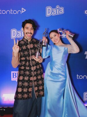 Emma Maembong Instagram - ABPBH āØ
Thank you so much kepada semua yang vote Emma untuk anugerah ni. Honestly, Emma dah buat banyak drama, tapi akhirnya dapat bawa balik satu trofi ni⦠Emma memang tak boleh tahan air mata. Rasa sangat dihargai š„¹
Rasa macam korang betul-betul nampak dan hargai kerja keras Emma selama ni.
Emma janji, Emma akan terus buat yang terbaik dan takkan kecewakan korang. Tahun ni antara tahun paling mencabar dalam hidup Emma, tapi penutup tahun ni⦠Allah hadiahkan sesuatu yang sangat indah untuk Emma š¤
Semua ni berkat doa mama & ayoh, adik-beradik Emma, kawan-kawan yang tak pernah berhenti support. Paling penting, president Emma ( Along Zai, Qie, dan Emanizers / The Nizers ā¤ļø ) Korang memang luar biasa.
Emma rasa sangat disayangi bila dengan korang. Emma tahu Emma takkan jumpa orang yang sayang seikhlas ni lagi š„¹
Korang bukan sekadar fans⦠korang caring, memahami, loving, dan dah macam family sendiri.
Next kita escape Penang sama-sama ya š¤āØ
š: @gebrielpadan_
š : @tunks.rtw