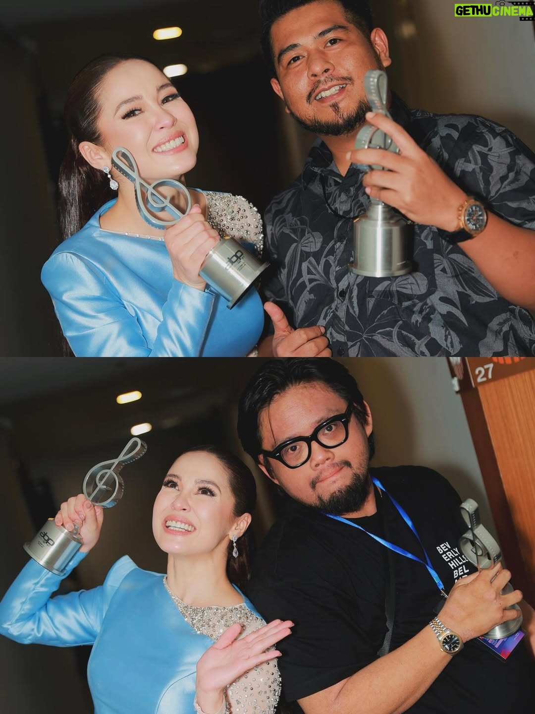 Emma Maembong - 23.6K Likes - ABPBH ✨

Thank you so much kepada semua yang vote Emma untuk anugerah ni. Honestly, Emma dah buat banyak drama, tapi akhirnya dapat bawa balik satu trofi ni… Emma memang tak boleh tahan air mata. Rasa sangat dihargai 🥹
Rasa macam korang betul-betul nampak dan hargai kerja keras Emma selama ni.

Emma janji, Emma akan terus buat yang terbaik dan takkan kecewakan korang. Tahun ni antara tahun paling mencabar dalam hidup Emma, tapi penutup tahun ni… Allah hadiahkan sesuatu yang sangat indah untuk Emma 🤍

Semua ni berkat doa mama & ayoh, adik-beradik Emma, kawan-kawan yang tak pernah berhenti support. Paling penting, president Emma ( Along Zai, Qie, dan Emanizers / The Nizers ❤️ ) Korang memang luar biasa.

Emma rasa sangat disayangi bila dengan korang. Emma tahu Emma takkan jumpa orang yang sayang seikhlas ni lagi 🥹
Korang bukan sekadar fans… korang caring, memahami, loving, dan dah macam family sendiri.

Next kita escape Penang sama-sama ya 🤍✨

💄: @gebrielpadan_ 
👗 : @tunks.rtw