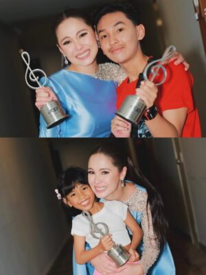 Emma Maembong Instagram - ABPBH āØ
Thank you so much kepada semua yang vote Emma untuk anugerah ni. Honestly, Emma dah buat banyak drama, tapi akhirnya dapat bawa balik satu trofi ni⦠Emma memang tak boleh tahan air mata. Rasa sangat dihargai š„¹
Rasa macam korang betul-betul nampak dan hargai kerja keras Emma selama ni.
Emma janji, Emma akan terus buat yang terbaik dan takkan kecewakan korang. Tahun ni antara tahun paling mencabar dalam hidup Emma, tapi penutup tahun ni⦠Allah hadiahkan sesuatu yang sangat indah untuk Emma š¤
Semua ni berkat doa mama & ayoh, adik-beradik Emma, kawan-kawan yang tak pernah berhenti support. Paling penting, president Emma ( Along Zai, Qie, dan Emanizers / The Nizers ā¤ļø ) Korang memang luar biasa.
Emma rasa sangat disayangi bila dengan korang. Emma tahu Emma takkan jumpa orang yang sayang seikhlas ni lagi š„¹
Korang bukan sekadar fans⦠korang caring, memahami, loving, dan dah macam family sendiri.
Next kita escape Penang sama-sama ya š¤āØ
š: @gebrielpadan_
š : @tunks.rtw