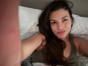 Emma Marrone Instagram - Voglio chiudere questo 2025 così.
Concedendomi di restare a letto più del solito questa mattina.
Senza l’ansia di dovermi alzare e fare per forza tre milioni di cose.
Mi gusto il mio caffè.
Rifletto.
Sono grata per tutto.
E affronterò il 2026 come ho sempre affrontato la vita.
Testa bassa e lavorare.
Ma cazzo quante cose belle succederanno?
Io incrocio le dita 🤞🏼
E vi auguro di fare sempre del vostro meglio per voi stessi.
Di essere sereni(magari anche felici).
Di fare le cose con calma.
Di non sentirvi sotto pressione.
Arriva tutto.
Sempre.
Soprattutto per chi se lo merita❤️
Buon tutto.
🫶🏻vi amo.