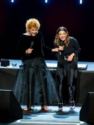 Emma Marrone Instagram - Ciao Ornella..
Non trovo le parole per descrivere tutto ciò che sei stata per me ..
so solo che mi mancherai infinitamente
Mi mancheranno le nostre telefonate
I nostri discorsi sui “maschi”
Mi mancherà il tuo risotto ..
Il modo dolce con cui mi davi i bacini sulle guance..
Ma quelle come te non vanno via per sempre ..
Non andranno mai via ..
Ciao Orny .. al prossimo appuntamento ❤️
Ti amo.