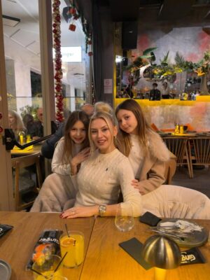 Enise Ütük Instagram - 2025’in son aylarından güzel anlar 🤗✨🥳💞 🙏🏻

“Bugün yaşadığın her şey, bir zamanlar dilediğin şeylerin sonucudur.”
-Marcus Aurelius