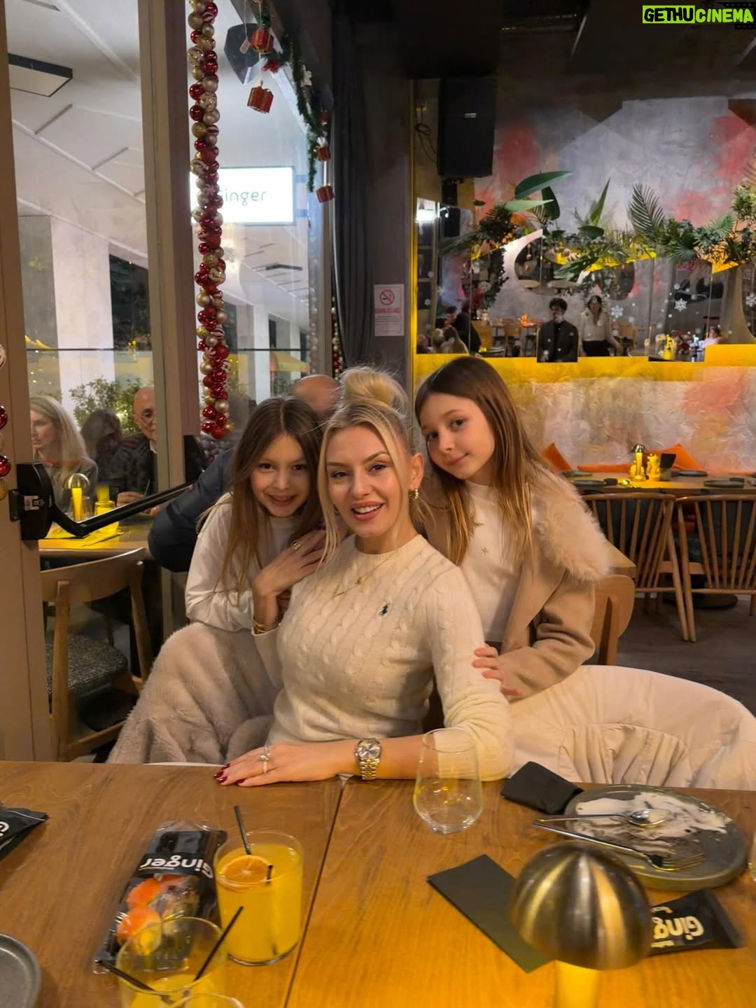 Enise Ütük - 2.4K Likes - 2025’in son aylarından güzel anlar 🤗✨🥳💞 🙏🏻

“Bugün yaşadığın her şey, bir zamanlar dilediğin şeylerin sonucudur.”
-Marcus Aurelius