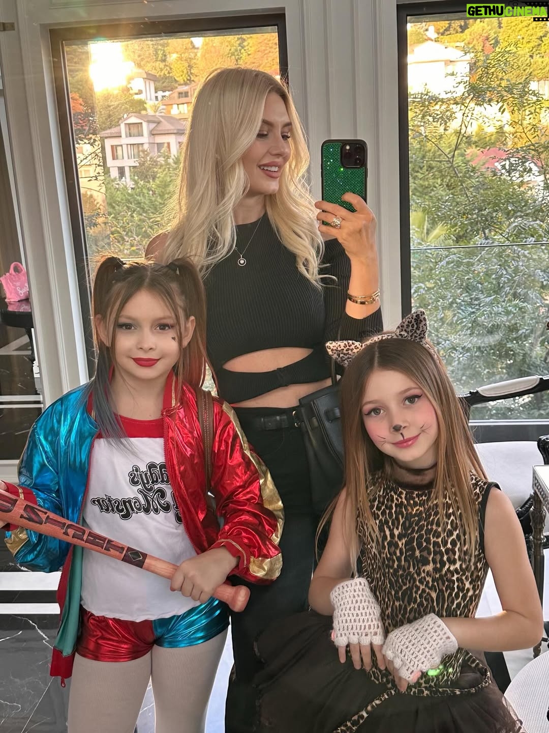 Enise Ütük - 2.4K Likes - 2025’in son aylarından güzel anlar 🤗✨🥳💞 🙏🏻

“Bugün yaşadığın her şey, bir zamanlar dilediğin şeylerin sonucudur.”
-Marcus Aurelius
