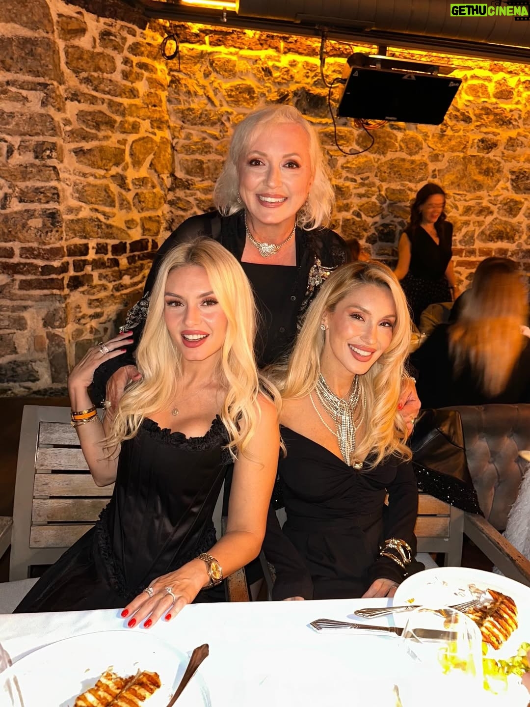 Enise Ütük - 2.4K Likes - 2025’in son aylarından güzel anlar 🤗✨🥳💞 🙏🏻

“Bugün yaşadığın her şey, bir zamanlar dilediğin şeylerin sonucudur.”
-Marcus Aurelius