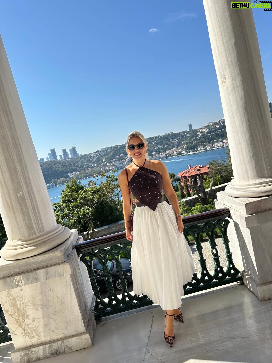 Enise Ütük - 2.4K Likes - 2025’in son aylarından güzel anlar 🤗✨🥳💞 🙏🏻

“Bugün yaşadığın her şey, bir zamanlar dilediğin şeylerin sonucudur.”
-Marcus Aurelius