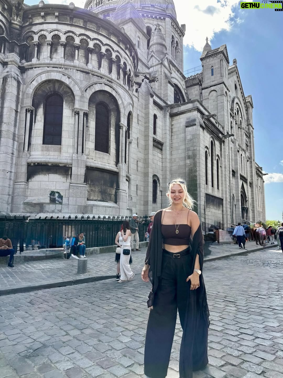 Enise Ütük - 2.4K Likes - 2025’in son aylarından güzel anlar 🤗✨🥳💞 🙏🏻

“Bugün yaşadığın her şey, bir zamanlar dilediğin şeylerin sonucudur.”
-Marcus Aurelius