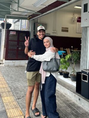 Enno Lerian Instagram - Alhamdulillah ya Allah kemarin kakak Bumi ngabarin kalau hasil sidang skripsinya lulus, bangga dan terharu banget dengan hasilnya, terima kasih kakak Bumi sudah bersungguh-sungguh dalam mencari ilmu, percayalah kak apa yang kamu perjuangkan selama ini akan menjadi kebanggan buat kamu nantinya 🥰🥰
Bunda bangga banget sama kakak