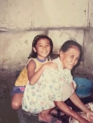 Enno Lerian Instagram - Menemukan bukti buat aku kalau ternyata adek Aga mirip bunda waktu kecil, sampe senyumnya sama gitu 😍😍 kaget banget pas nemuin foto ini di rumah lama, laaaah kok ada adek Aga versi cewe 😂😂 #keluargasoesetyo