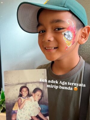Enno Lerian Instagram - Menemukan bukti buat aku kalau ternyata adek Aga mirip bunda waktu kecil, sampe senyumnya sama gitu 😍😍 kaget banget pas nemuin foto ini di rumah lama, laaaah kok ada adek Aga versi cewe 😂😂 #keluargasoesetyo