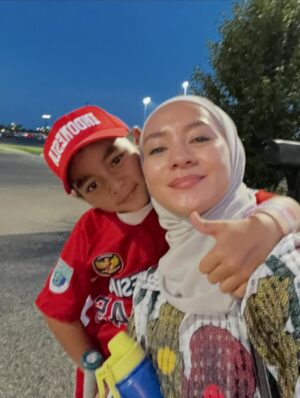 Enno Lerian Instagram - Menemukan bukti buat aku kalau ternyata adek Aga mirip bunda waktu kecil, sampe senyumnya sama gitu 😍😍 kaget banget pas nemuin foto ini di rumah lama, laaaah kok ada adek Aga versi cewe 😂😂 #keluargasoesetyo