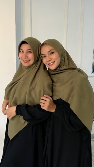 Enno Lerian Instagram - Assalamualaikum teman-teman, dalam waktu sebulan lagi aku akan berangkat ibadah umroh untuk pertama kalinya..
Doain yaa segala persiapannya lancar..
Umroh pertama kali ini aku diajak sahabat aku Puput Melati dan kami akan berangkat bersama Cakrawala Islami Tour and Travel..
Buat teman-teman yang ingin berangkat umroh bareng kami berdua di tanggal 29 Januari 2026 ini bisa menghubungi @cakrawalaislamiofficial yaa atau bisa juga untuk perencanaan ibadah umroh teman teman sendiri, jangan sungkan untuk bertanya yaaa.. ❤️❤️
