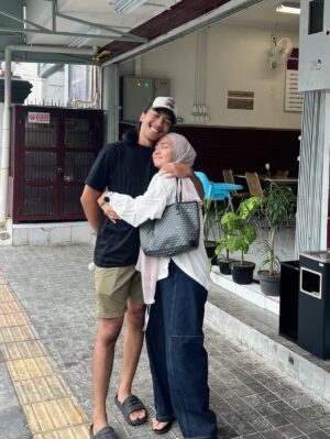 Enno Lerian Instagram - Alhamdulillah ya Allah kemarin kakak Bumi ngabarin kalau hasil sidang skripsinya lulus, bangga dan terharu banget dengan hasilnya, terima kasih kakak Bumi sudah bersungguh-sungguh dalam mencari ilmu, percayalah kak apa yang kamu perjuangkan selama ini akan menjadi kebanggan buat kamu nantinya 🥰🥰
Bunda bangga banget sama kakak