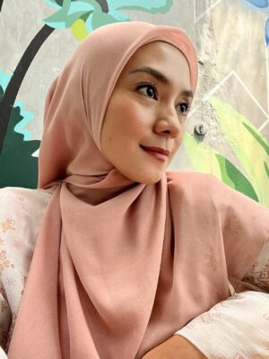 Enno Lerian Instagram - Belum sempet nulis caption tapi gak sabar untuk update acara hari ini, gimana buibu pantes gak style aku seperti ini? Auto kalem yaaa? Hehhe aslinya aku nih masih Enno ceria, gak ada kalem kalemnya seperti di foto 😂😂
Btw hari ini aku dikasih kepercayaan oleh @docartclinic untuk jadi MC acara mereka, padahal nih kalau dapet kerjaan ngemsi aku tuh selalu gak pede kalau harus sendirian, grogian akutuh, lebih nyaman kalau tandeman alias ada temennya, tapi semakin berumur rasanya aku sudah gak gak boleh menyia-nyiakan kesempatan, dan semakin berumur jadi semakin berani untuk belajar..
Alhamdulillah lancar juga tugas hari ini, walaupun diawal grogi banget tapi pulang dengan hati yang penuh kehangatan.. 🥰🥰🥰 #keluargasoesetyo #ennolerian
