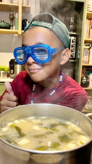 Enno Lerian Instagram - Libur sudah mulai nih buibu, tiga anak di rumahku udah mulai rebutan mau masak, yaa salah satunya abang Aliy yang beneran lagi berusaha banget nunjukin kalau dia nyaman dan suka ke dapur..
Soalnya dari kecil abang Aliy tuh gak suka kotor, jorok dan yang ribet ribet, tapi belakangan abang Aliy beneran mau ngelawan semua itu 😍😍
Si anak tengah ini gigih banget buibu sama usahanya, lumayan rada kompetitif soalnya anaknya tuh, jadi lihat kakak sama adeknya lumayan luwes di dapur, dia harus nunjukin kalau dia bisa, kita apresiasi yuh usahanya 🙏🏼🥹🥹
Walaupun aku udh sering ngasih tau dia kalau abang gak perlu memaksakan untuk jadi orang lain karena aku yakin dia punya kelebihan dan minat lain yg gak perlu sama seperti kakak dan adeknya hehhehe, tapi karena dia gigih jadi aku selalu kasih kesempatan buat dia, walaupun beberapa hari lalu tangannya pernah kepotong pisau lumayan dalem karena dia motong kentang sendiri saking pengen bikin kentang goreng tanpa bilang ke aku 😅😅
Sebagai permintaan abang, minta videoin dan posting, jadi ku lakukan walaupun jujur bunda bingung ngeditnya heehhee, ayo guys komen yang baik ya dan minta likesnya okeeeehh 😘😘 #keluargasoesetyo #ennolerian