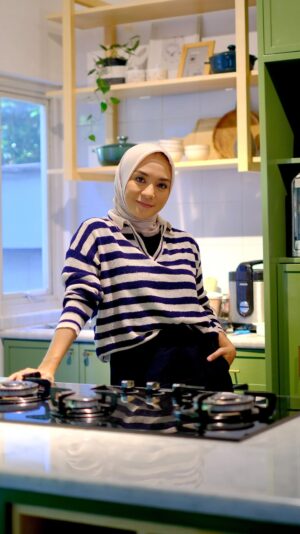 Enno Lerian Instagram - Dunia sosmed itu memang penuh tipu-tipu guys, jadi jangan gampang percaya ya, termasuk konten aku masang gas 😅
Jad di dapur barunya bu Enno kemarin pas mau masak puding, aku kan beli kompor baru dan gas baru, awalnya di siang hari udah dipasangin sama pak Priam tapi kata pak Priam karetnya longgar..
Pas sore aku mau masak aku inget, jadi kubawa lah karet dari rumah, posisi suami lagi kerja gak ada di rumah jadi yaa ku pasang sendiri aja sekalian ngetes kompor baru, agak deg degan karena apinya nyalanya lumayan lama kalau punya kompor baru, tapi alhamdulillah nyala juga..
Btw aku tuh udah biasa di dapur dan udah sering ngalamain sendiri gas abis pas suami gak ada, jadi udah biasa banget pasang gas sendiri, tapi ternyata sempet heboh dan takjub karena aku bisa pasang gas sendiri 😂😂 agak kaget aku, karena aku pikir pasti semua perempuan bisa pasang gas sendiri kalau udah biasa masak d dapur..
Ya udah lah pas sekalian ku kontenin dan ku posting aja biar gak dikira hoax ini pasang gasnya, siapa tau viral trus aku diangkat jadi BA nya bright gas 🤣🤣 #keluargasoesetyo #ennolerian